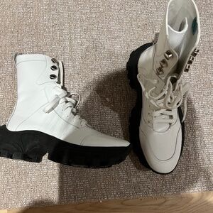 L’intervalle  boots NWOT